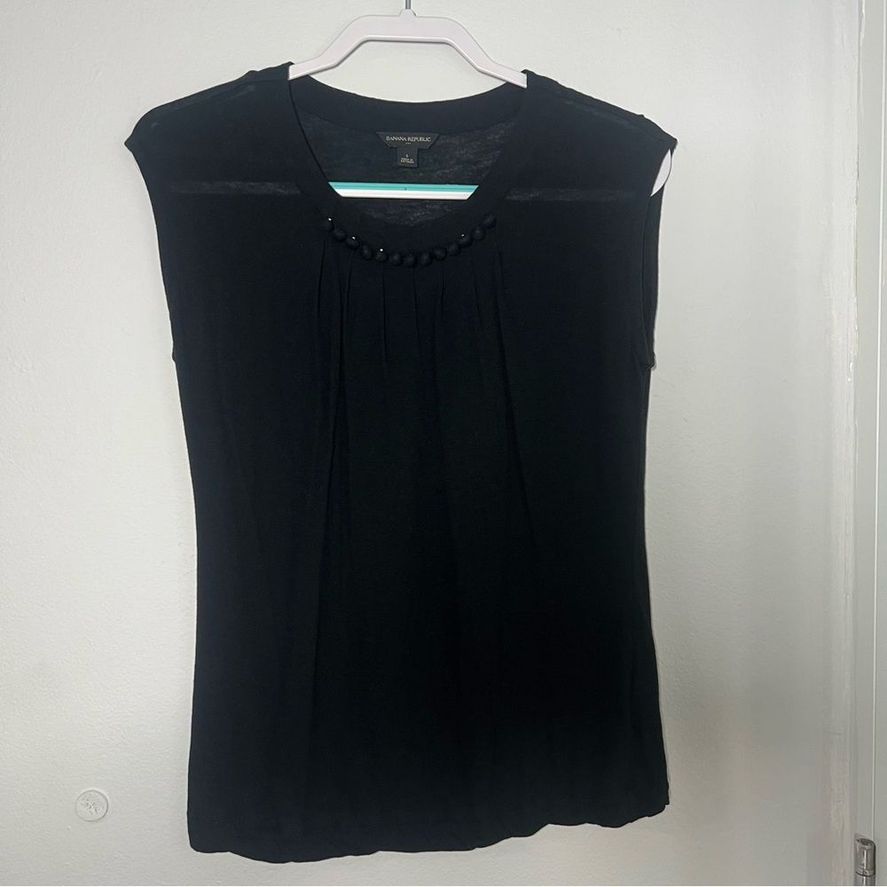 Black Sleeveless Pleated Blouse